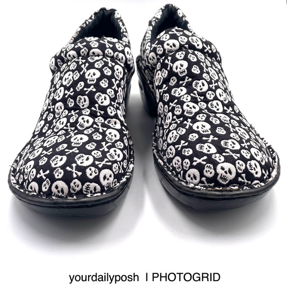 Born b.o.c. skulls and crossbones black and white fabric clogs US 8.5M - Picture 5 of 13
